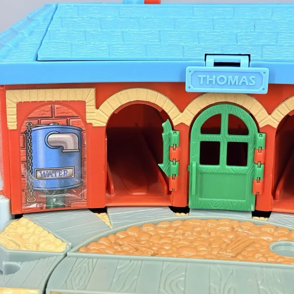 Learning Curve 2002 Thomas Tank Train Engine Station Round House Take Along +